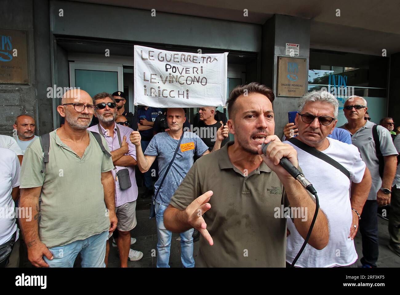 Naples, Italie. 31 juillet 2023. Naples proteste contre la révocation des revenus des citoyens devant le siège de l'INPS usage éditorial Only Credit : Independent photo Agency/Alamy Live News Banque D'Images
