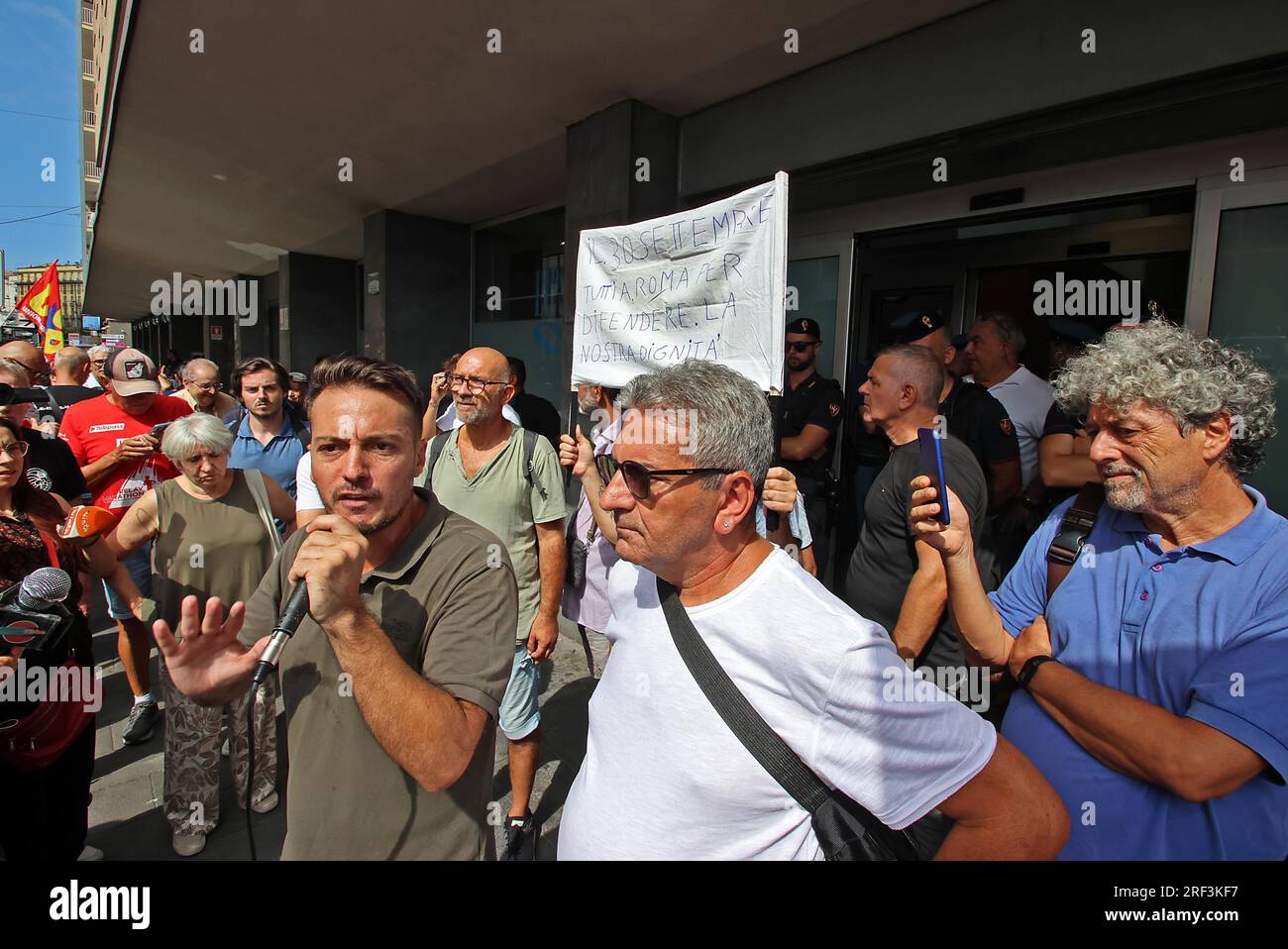 Naples, Italie. 31 juillet 2023. Naples proteste contre la révocation des revenus des citoyens devant le siège de l'INPS usage éditorial Only Credit : Independent photo Agency/Alamy Live News Banque D'Images