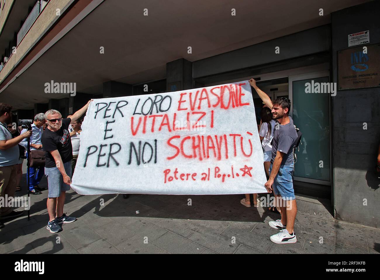 Naples, Italie. 31 juillet 2023. Naples proteste contre la révocation des revenus des citoyens devant le siège de l'INPS usage éditorial Only Credit : Independent photo Agency/Alamy Live News Banque D'Images
