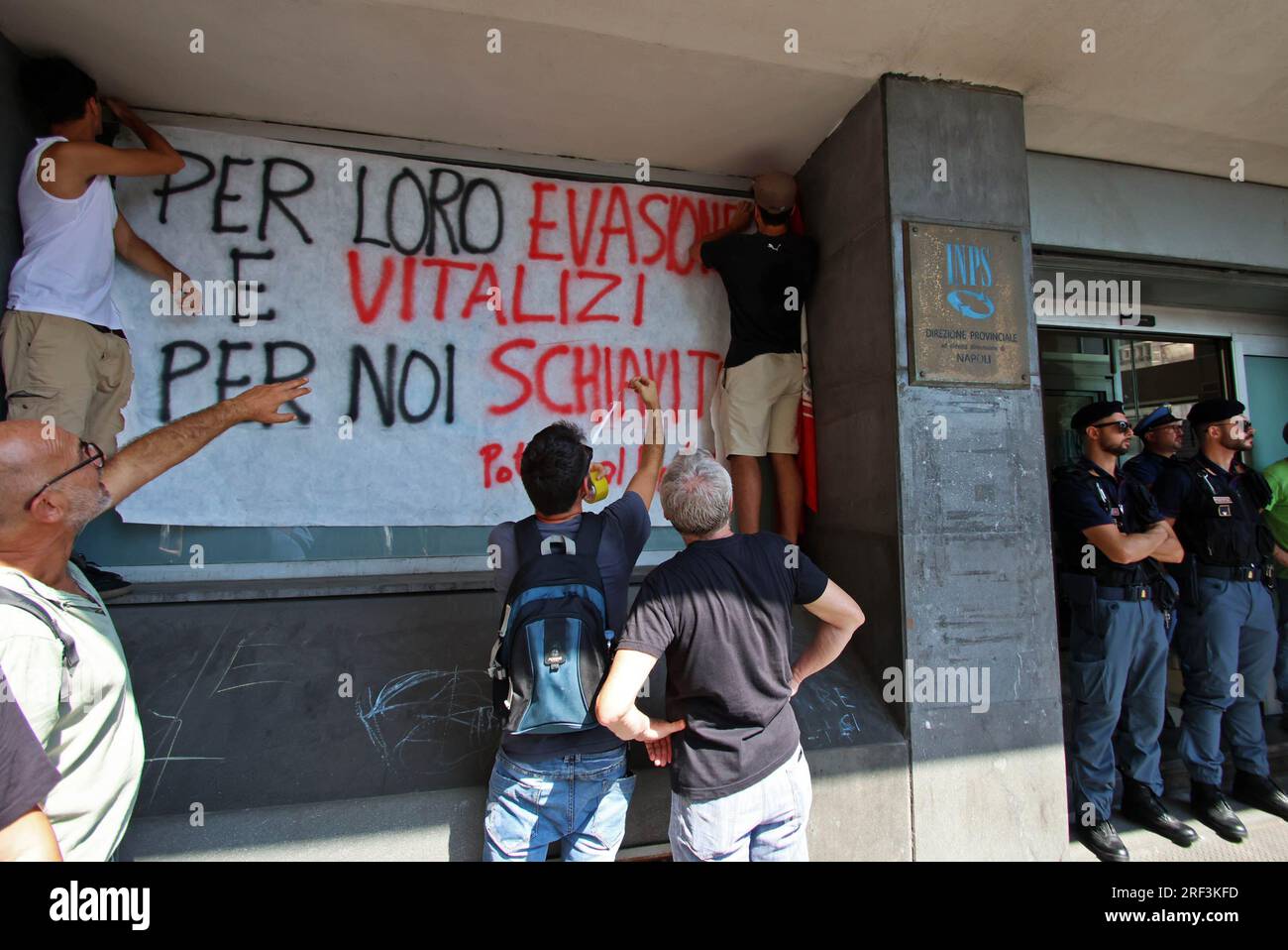 Naples, Italie. 31 juillet 2023. Naples proteste contre la révocation des revenus des citoyens devant le siège de l'INPS usage éditorial Only Credit : Independent photo Agency/Alamy Live News Banque D'Images