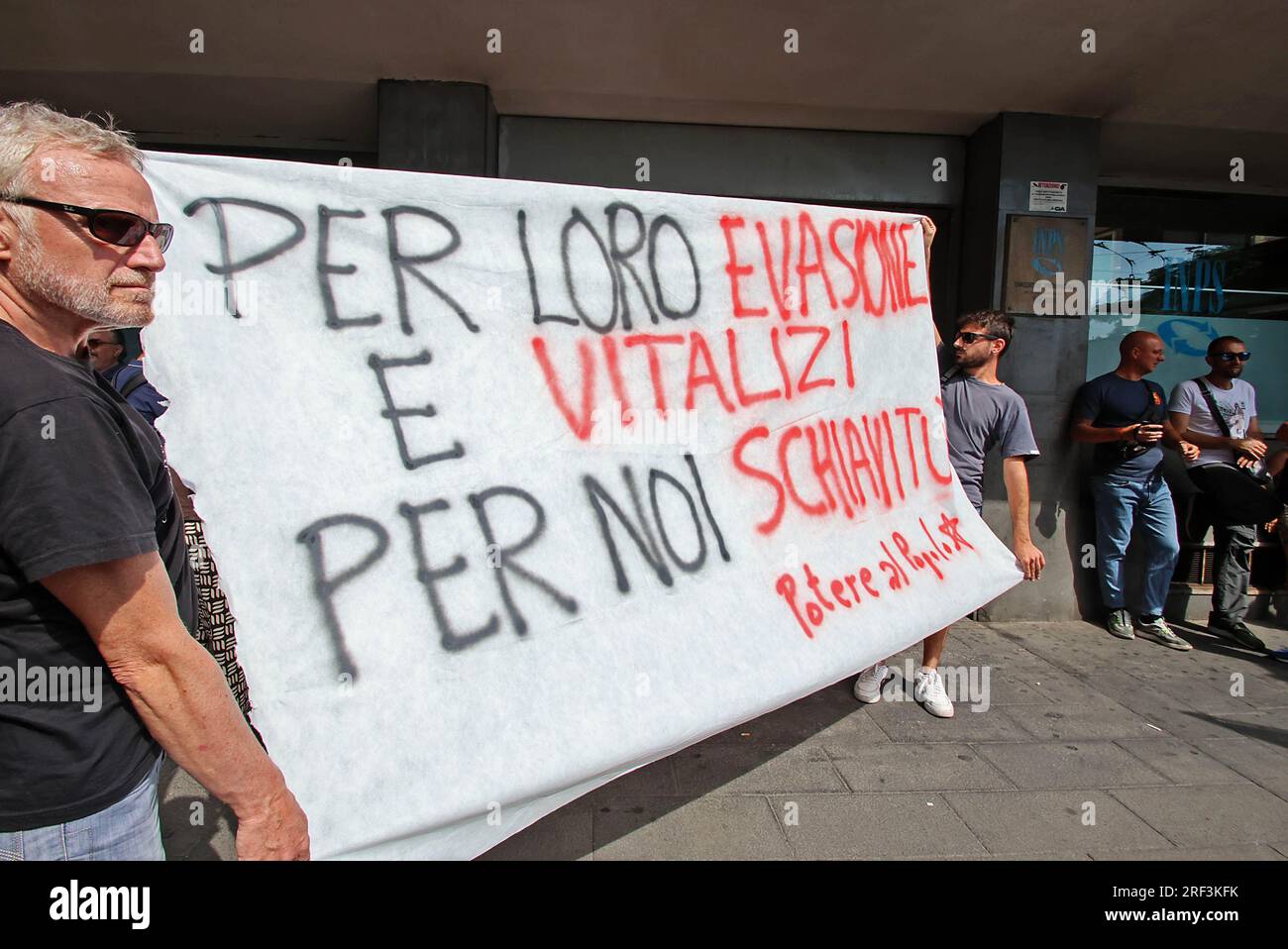 Naples, Italie. 31 juillet 2023. Naples proteste contre la révocation des revenus des citoyens devant le siège de l'INPS usage éditorial Only Credit : Independent photo Agency/Alamy Live News Banque D'Images