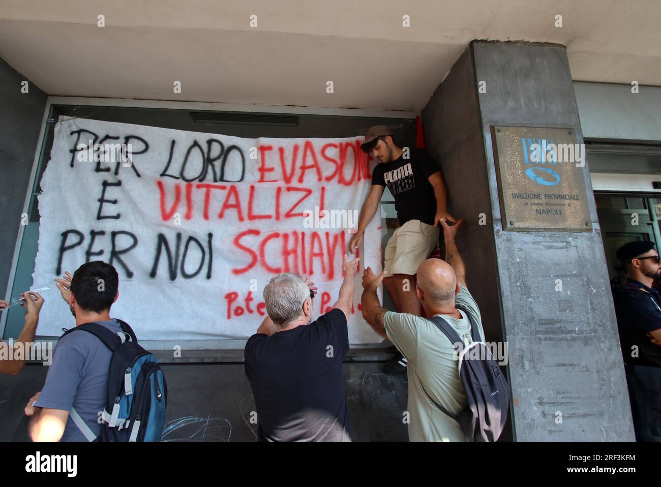 Naples, Italie. 31 juillet 2023. Naples proteste contre la révocation des revenus des citoyens devant le siège de l'INPS usage éditorial Only Credit : Independent photo Agency/Alamy Live News Banque D'Images