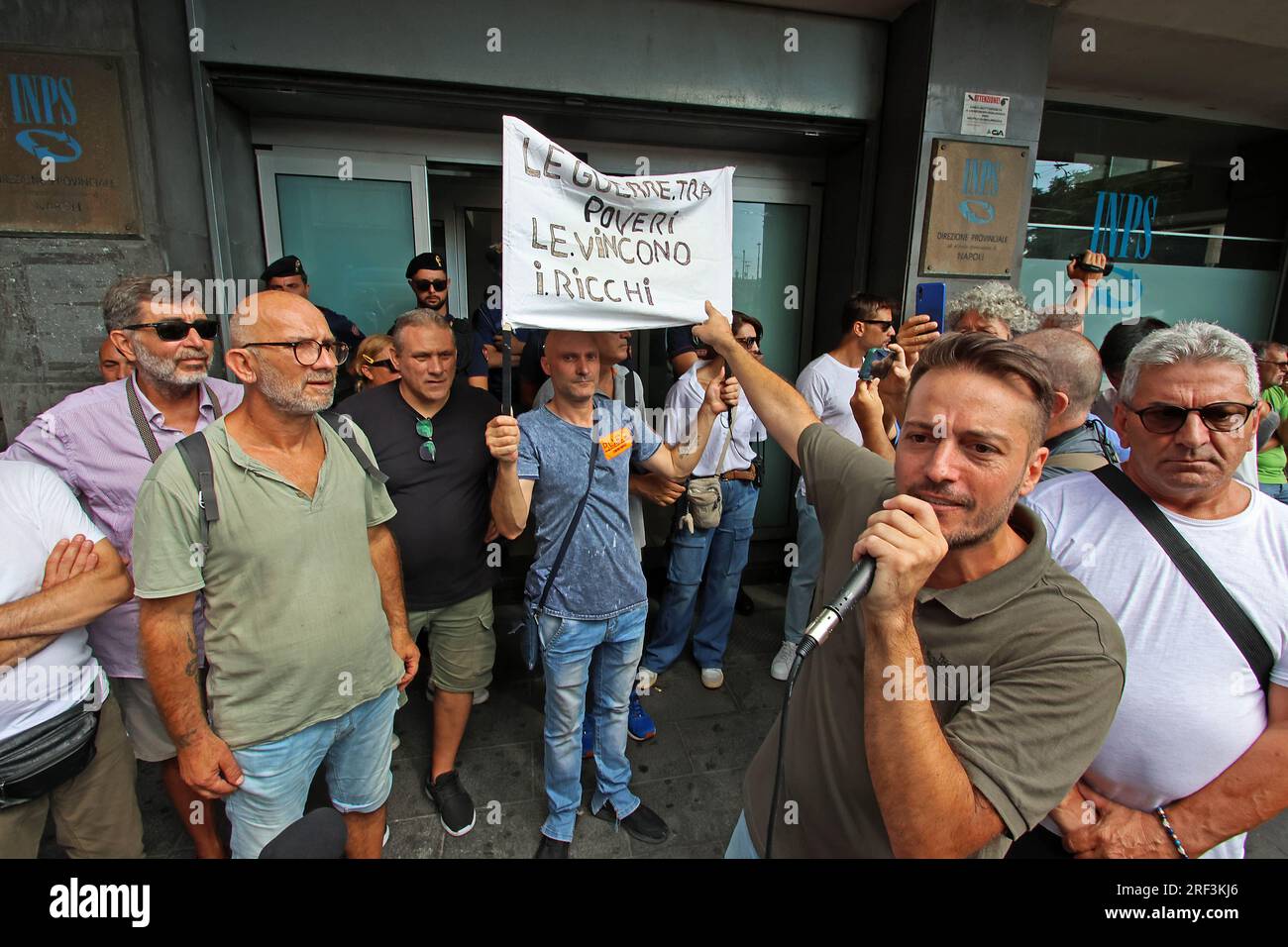 Naples, Italie. 31 juillet 2023. Naples proteste contre la révocation des revenus des citoyens devant le siège de l'INPS usage éditorial Only Credit : Independent photo Agency/Alamy Live News Banque D'Images