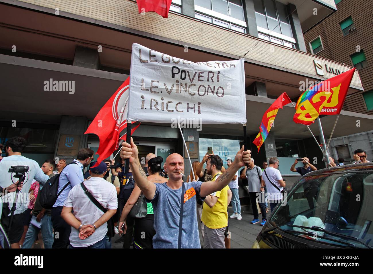 Naples, Italie. 31 juillet 2023. Naples proteste contre la révocation des revenus des citoyens devant le siège de l'INPS usage éditorial Only Credit : Independent photo Agency/Alamy Live News Banque D'Images