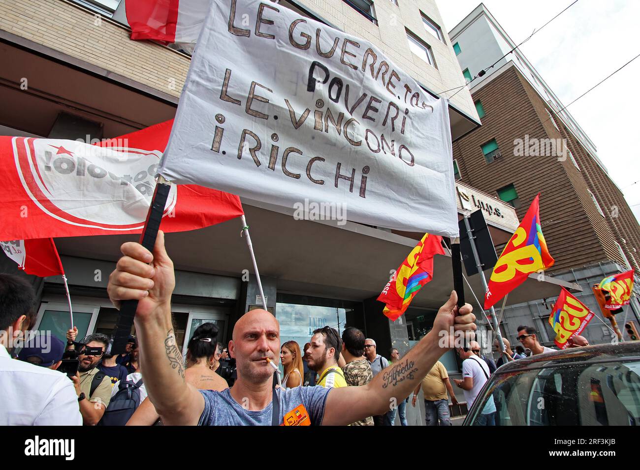 Naples, Italie. 31 juillet 2023. Naples proteste contre la révocation des revenus des citoyens devant le siège de l'INPS usage éditorial Only Credit : Independent photo Agency/Alamy Live News Banque D'Images