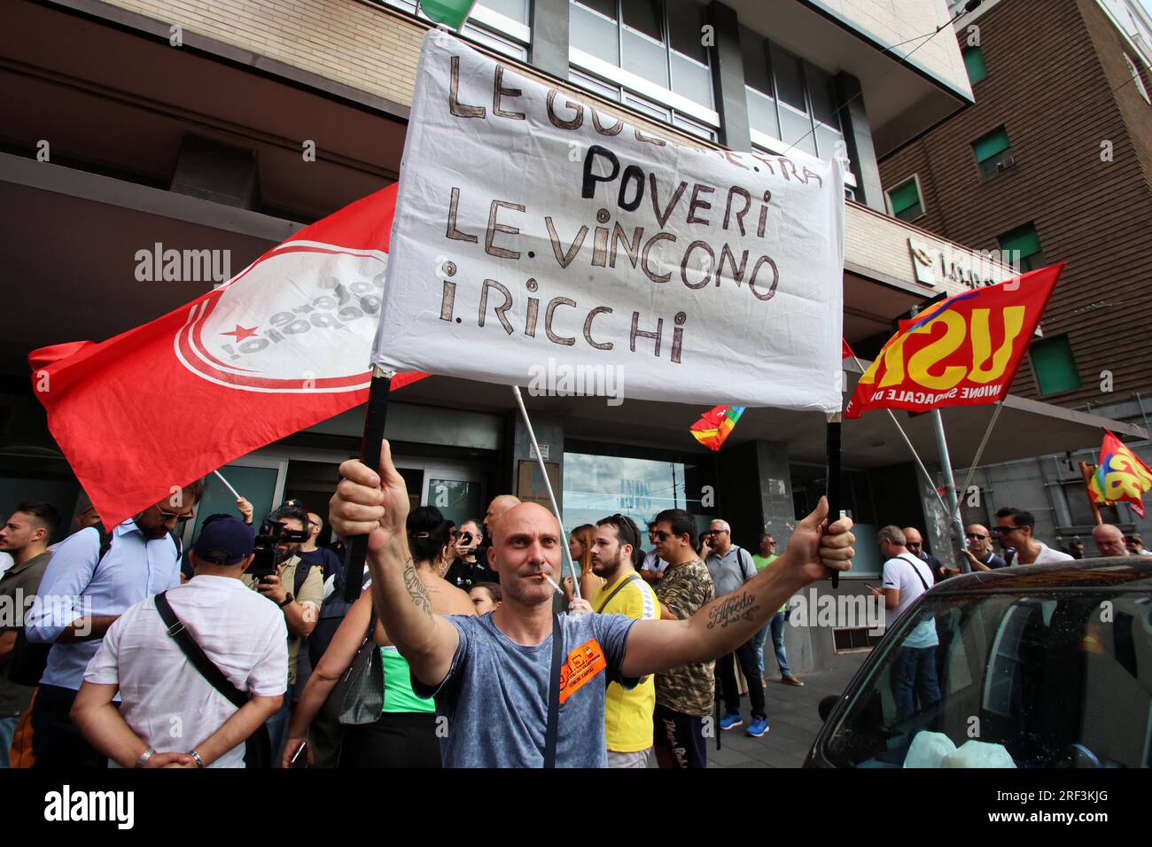 Naples, Italie. 31 juillet 2023. Naples proteste contre la révocation des revenus des citoyens devant le siège de l'INPS usage éditorial Only Credit : Independent photo Agency/Alamy Live News Banque D'Images