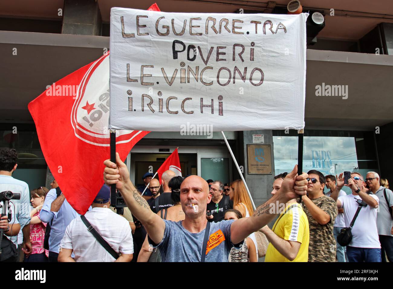 Naples, Italie. 31 juillet 2023. Naples proteste contre la révocation des revenus des citoyens devant le siège de l'INPS usage éditorial Only Credit : Independent photo Agency/Alamy Live News Banque D'Images