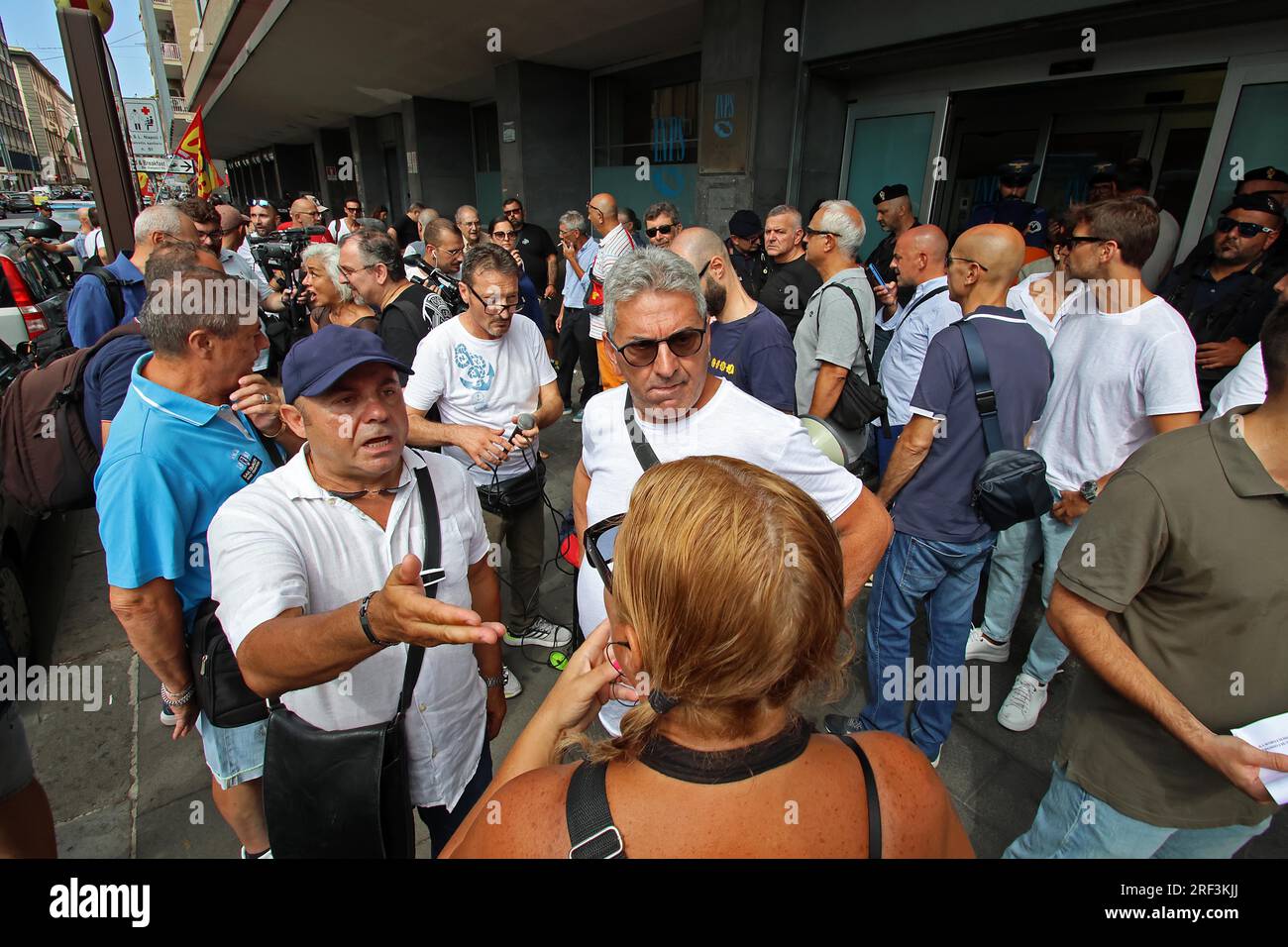 Naples, Italie. 31 juillet 2023. Naples proteste contre la révocation des revenus des citoyens devant le siège de l'INPS usage éditorial Only Credit : Independent photo Agency/Alamy Live News Banque D'Images