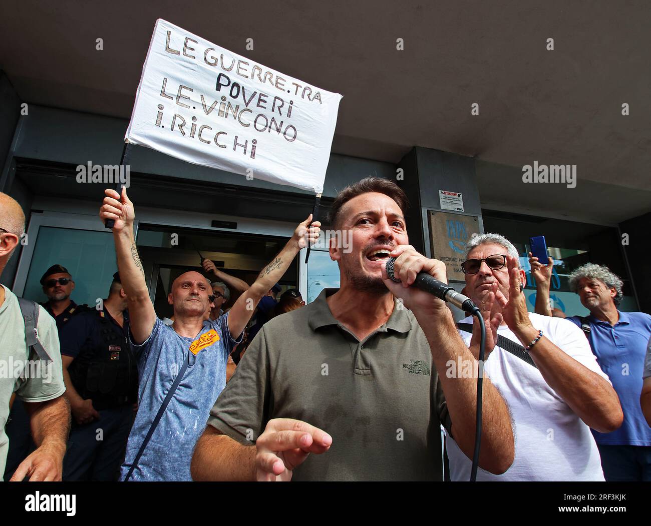 Naples, Italie. 31 juillet 2023. Naples proteste contre la révocation des revenus des citoyens devant le siège de l'INPS usage éditorial Only Credit : Independent photo Agency/Alamy Live News Banque D'Images