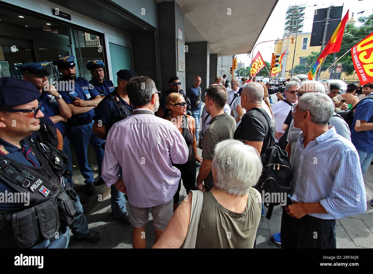 Naples, Italie. 31 juillet 2023. Naples proteste contre la révocation des revenus des citoyens devant le siège de l'INPS usage éditorial Only Credit : Independent photo Agency/Alamy Live News Banque D'Images