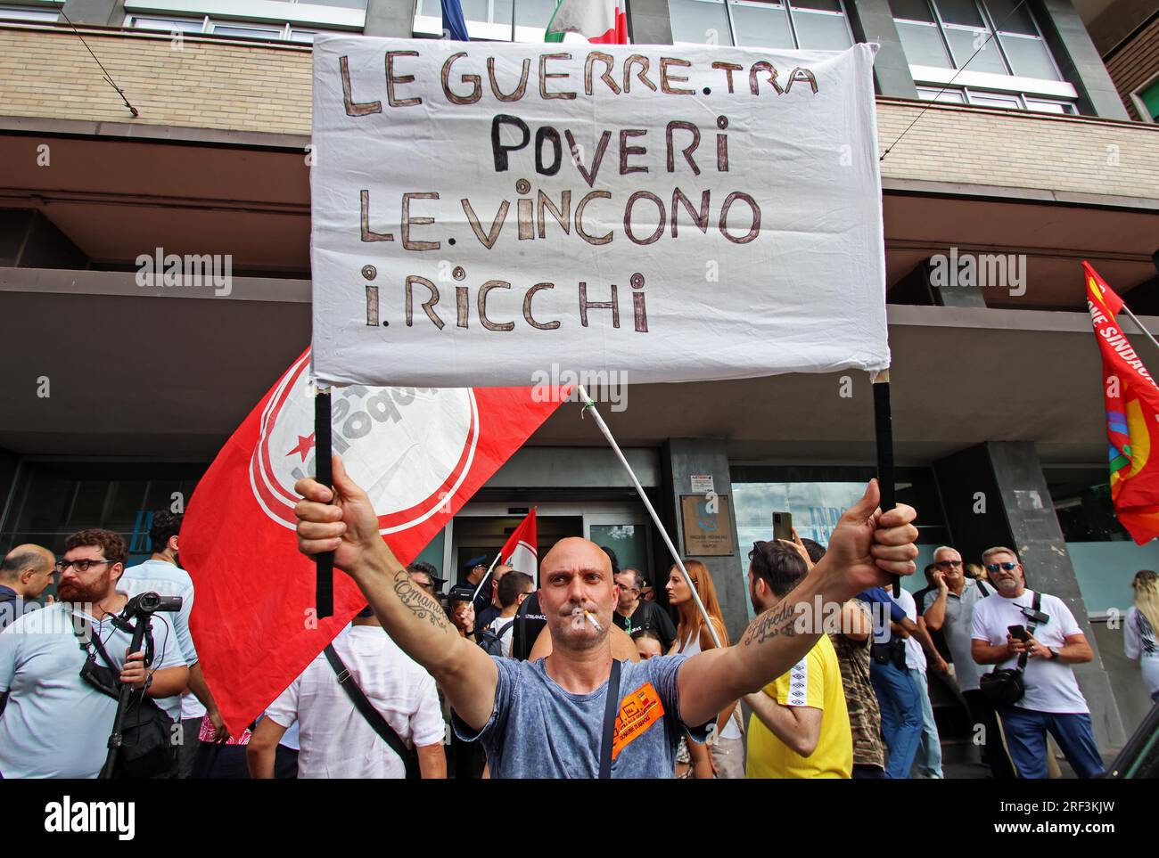 Naples, Italie. 31 juillet 2023. Naples proteste contre la révocation des revenus des citoyens devant le siège de l'INPS usage éditorial Only Credit : Independent photo Agency/Alamy Live News Banque D'Images