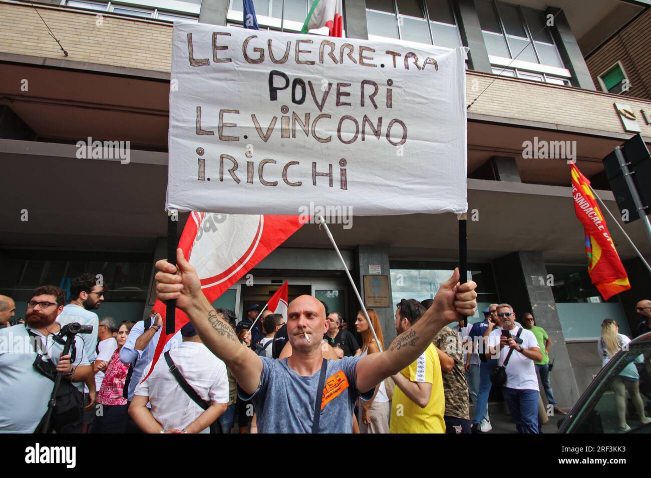 Naples, Italie. 31 juillet 2023. Naples proteste contre la révocation des revenus des citoyens devant le siège de l'INPS usage éditorial Only Credit : Independent photo Agency/Alamy Live News Banque D'Images