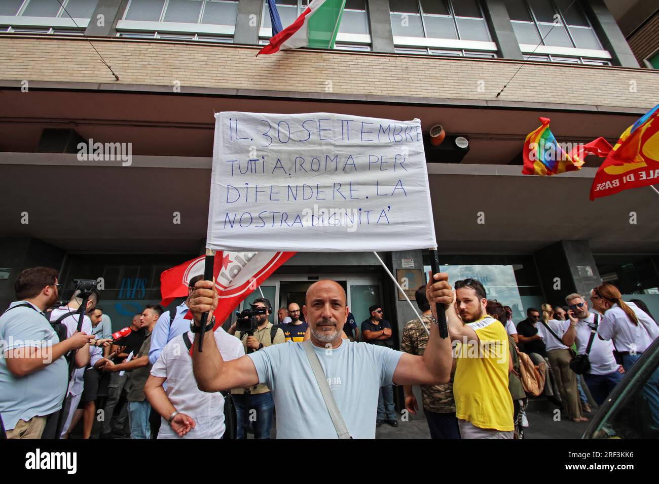 Naples, Italie. 31 juillet 2023. Naples proteste contre la révocation des revenus des citoyens devant le siège de l'INPS usage éditorial Only Credit : Independent photo Agency/Alamy Live News Banque D'Images