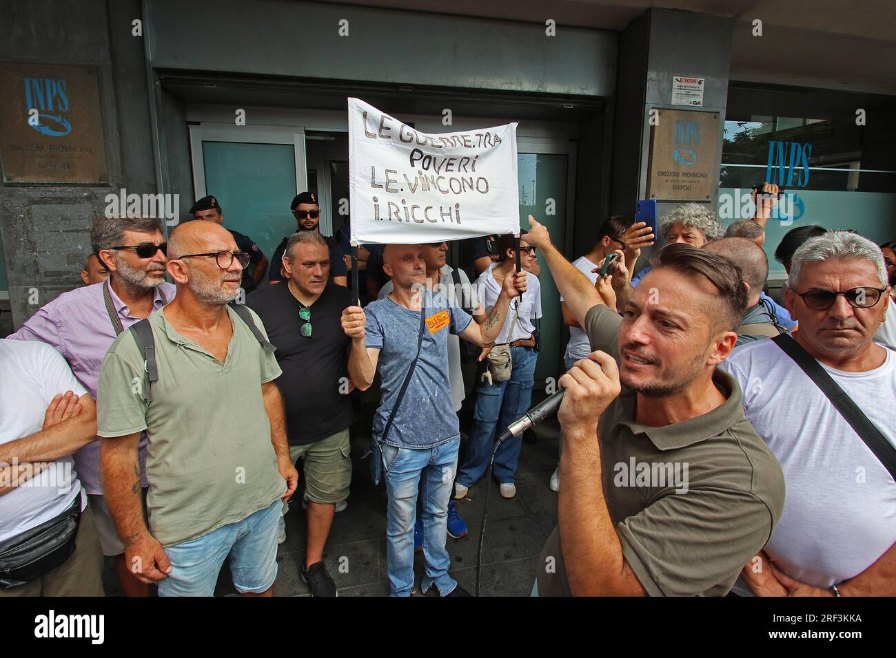 Naples, Italie. 31 juillet 2023. Naples proteste contre la révocation des revenus des citoyens devant le siège de l'INPS usage éditorial Only Credit : Independent photo Agency/Alamy Live News Banque D'Images