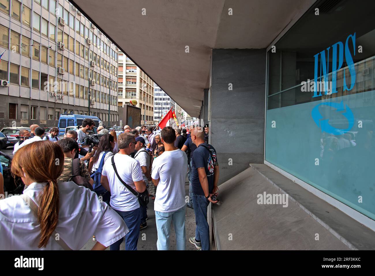 Naples, Italie. 31 juillet 2023. Naples proteste contre la révocation des revenus des citoyens devant le siège de l'INPS usage éditorial Only Credit : Independent photo Agency/Alamy Live News Banque D'Images