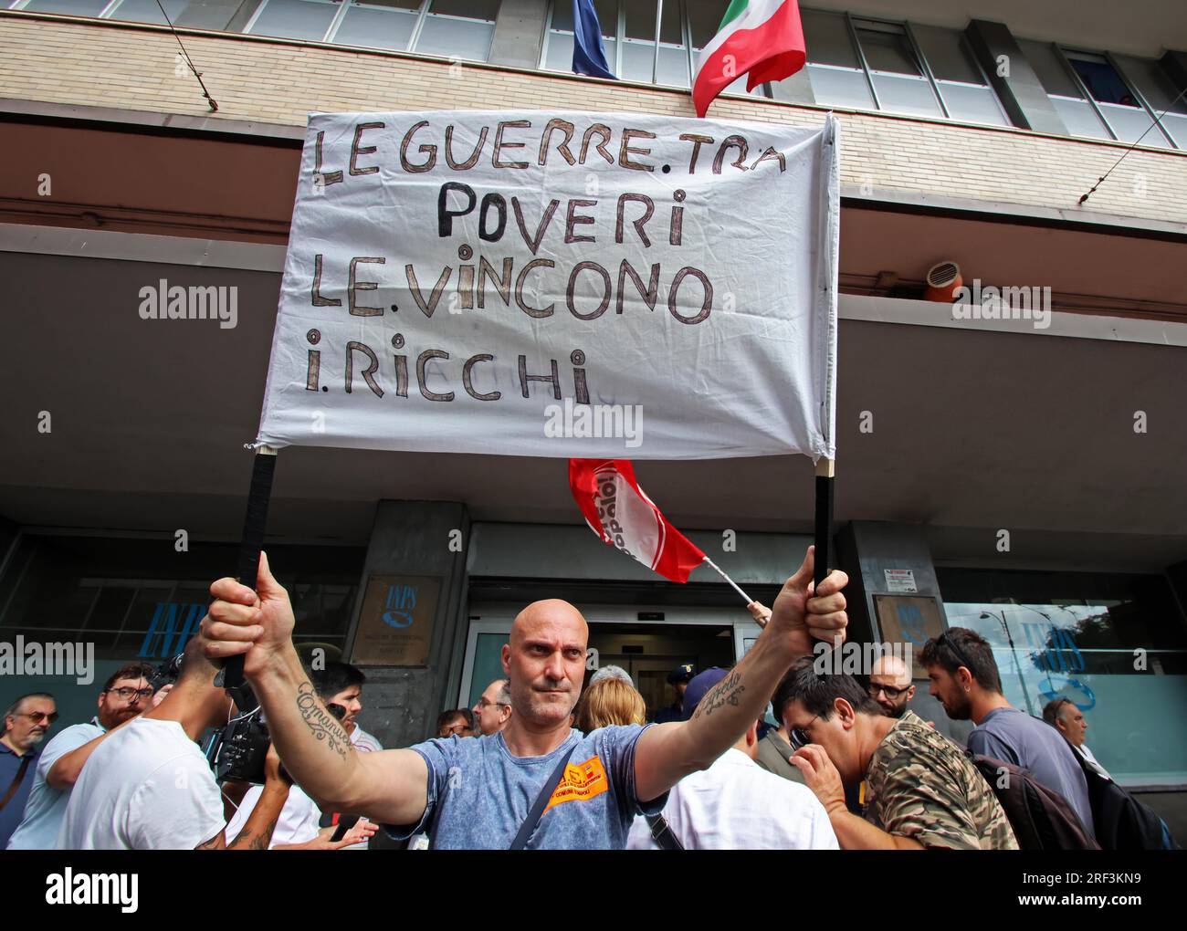Naples, Italie. 31 juillet 2023. Naples proteste contre la révocation des revenus des citoyens devant le siège de l'INPS usage éditorial Only Credit : Independent photo Agency/Alamy Live News Banque D'Images