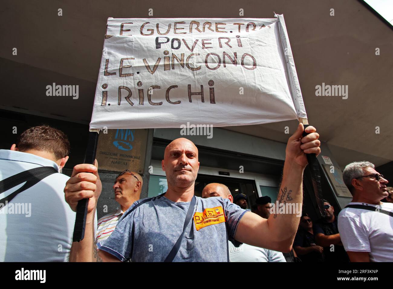 Naples, Italie. 31 juillet 2023. Naples proteste contre la révocation des revenus des citoyens devant le siège de l'INPS usage éditorial Only Credit : Independent photo Agency/Alamy Live News Banque D'Images