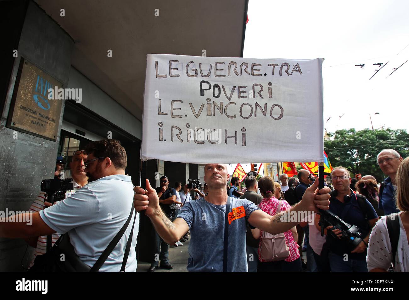Naples, Italie. 31 juillet 2023. Naples proteste contre la révocation des revenus des citoyens devant le siège de l'INPS usage éditorial Only Credit : Independent photo Agency/Alamy Live News Banque D'Images