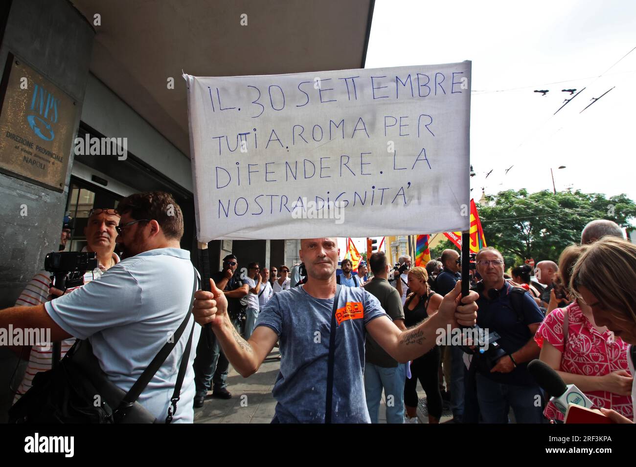 Naples, Italie. 31 juillet 2023. Naples proteste contre la révocation des revenus des citoyens devant le siège de l'INPS usage éditorial Only Credit : Independent photo Agency/Alamy Live News Banque D'Images
