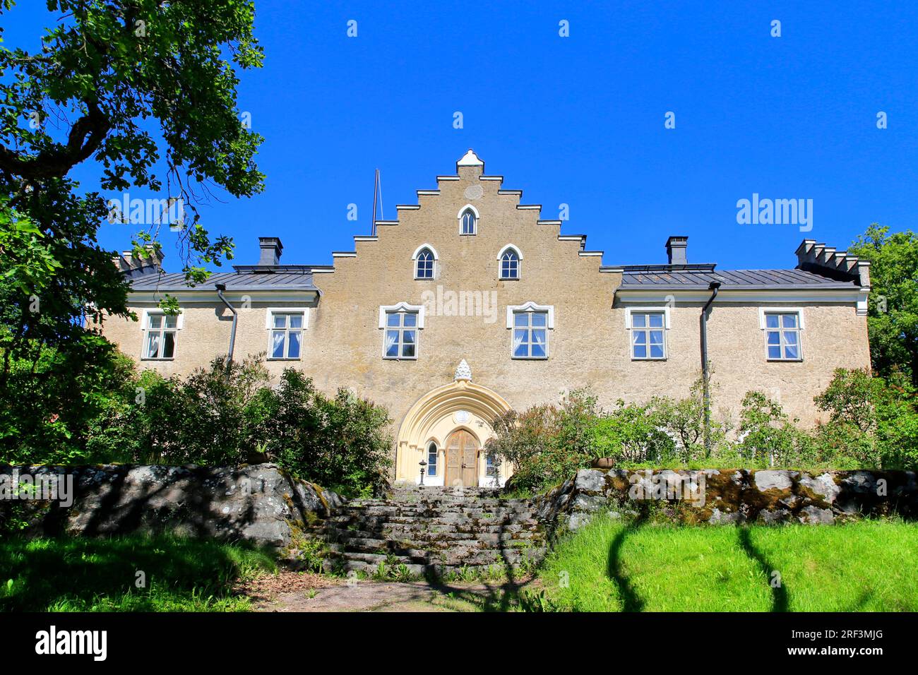 Château de Suitia Manor, construit en 1540-45, et restauré dans le style médiéval tardif à la fin des années 1890 par August Wrede. Siuntio, Finlande. Midsummer, 24 juin 2022. Banque D'Images