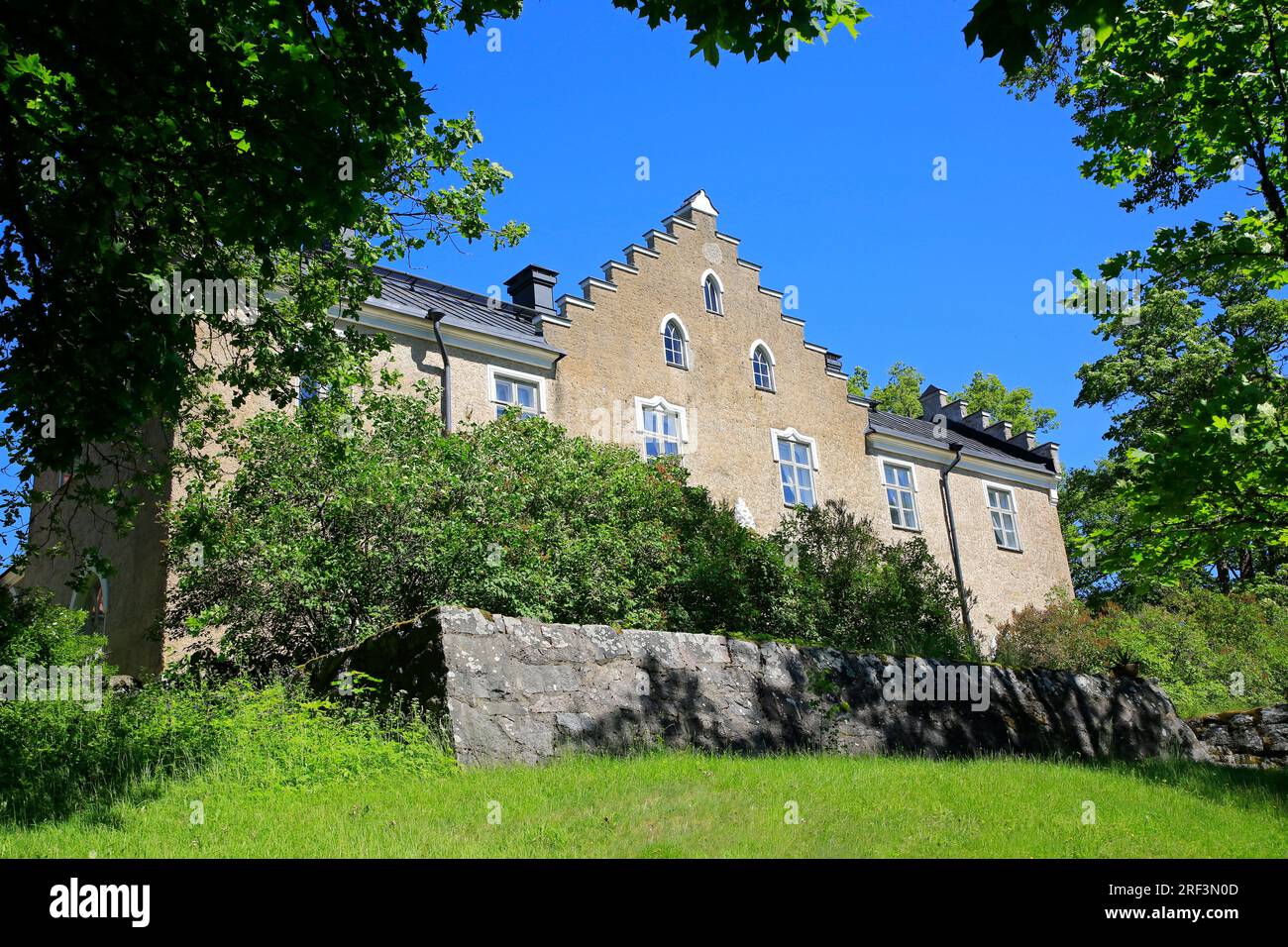 Château de Suitia Manor, construit en 1540-45, et restauré dans le style médiéval tardif à la fin des années 1890 par August Wrede. Siuntio, Finlande. Midsummer, 24 juin 2022. Banque D'Images