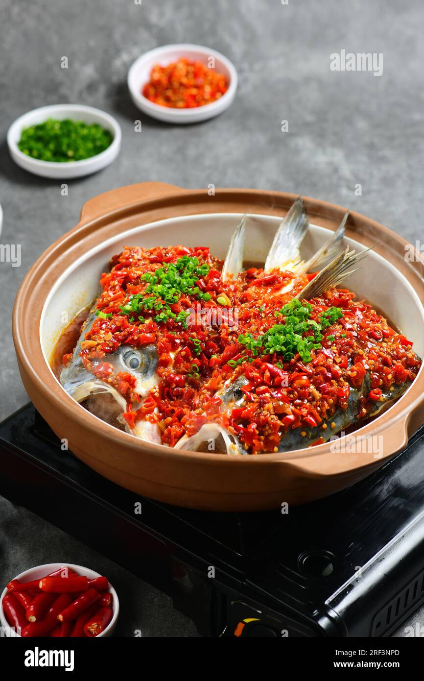 Tête de poisson à la vapeur avec des dés de poivrons rouges chauds ，cuisine chinoise Hunan - tête de poivre hachée Banque D'Images
