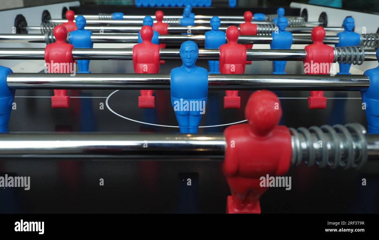 Table de football ou jeu de table de football avec figurine de joueur en plastique. Mini jeu de football qui célèbre dans le passé et être objet de collection pour amoureux du baby-foot. PL Banque D'Images