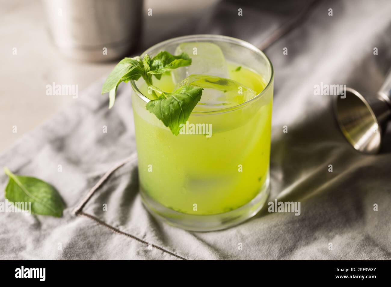 Gin Basil Smash cocktail booze le gin, le jus de citron, le sirop et les feuilles de basilic Banque D'Images