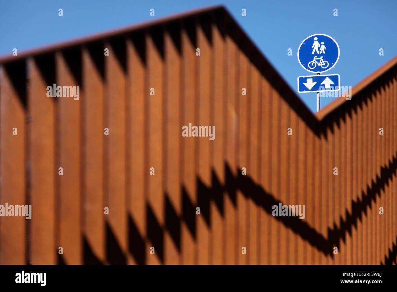 Panneau partagé piéton et cyclable sur la passerelle / Landgangen, ou pont du port, Esbjerg, Danemark. Banque D'Images