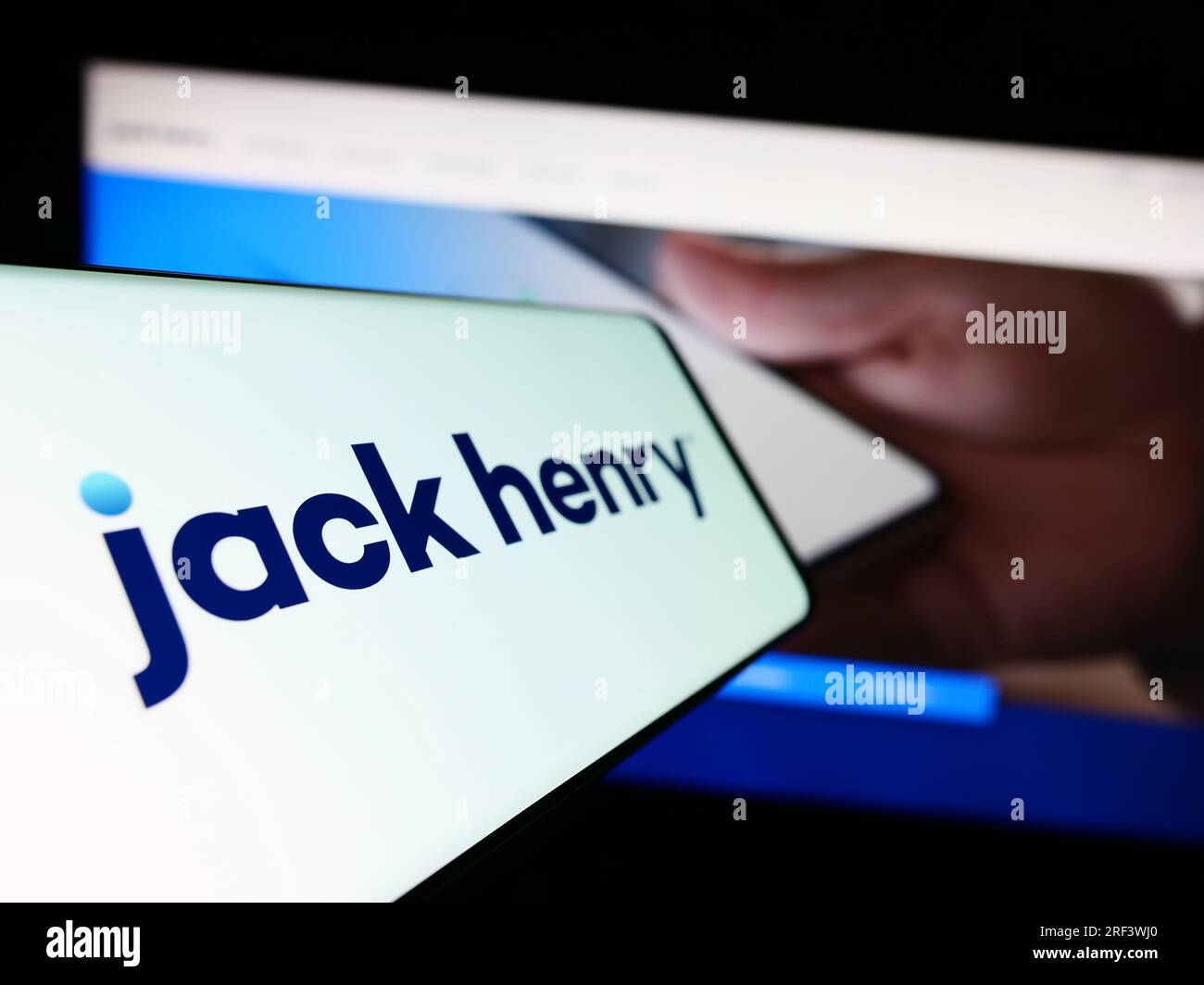 Smartphone avec le logo de la société financière américaine Jack Henry Associates Inc. Sur l'écran devant le site Web. Concentrez-vous sur le centre gauche de l'écran du téléphone. Banque D'Images