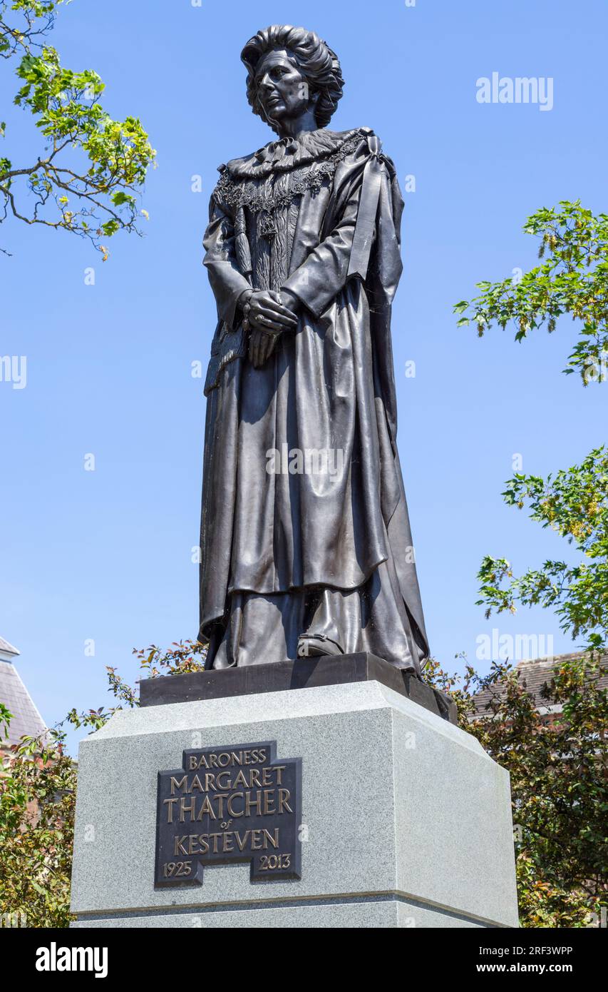 Grantham Lincolnshire Monument à Margaret Thatcher statue Grantham sur St Peter's Hill Green Grantham South Kesteven Lincolnshire Angleterre GB Europe Banque D'Images