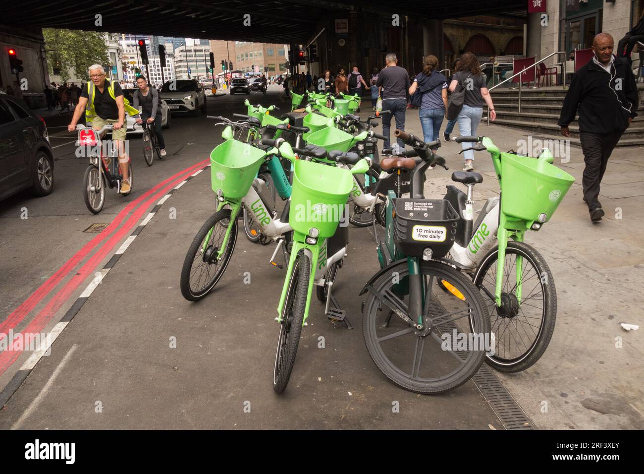 Vélos électriques Lime-E abandonnés sur Borough High Street, Southwark, Londres, Angleterre, Royaume-Uni Banque D'Images