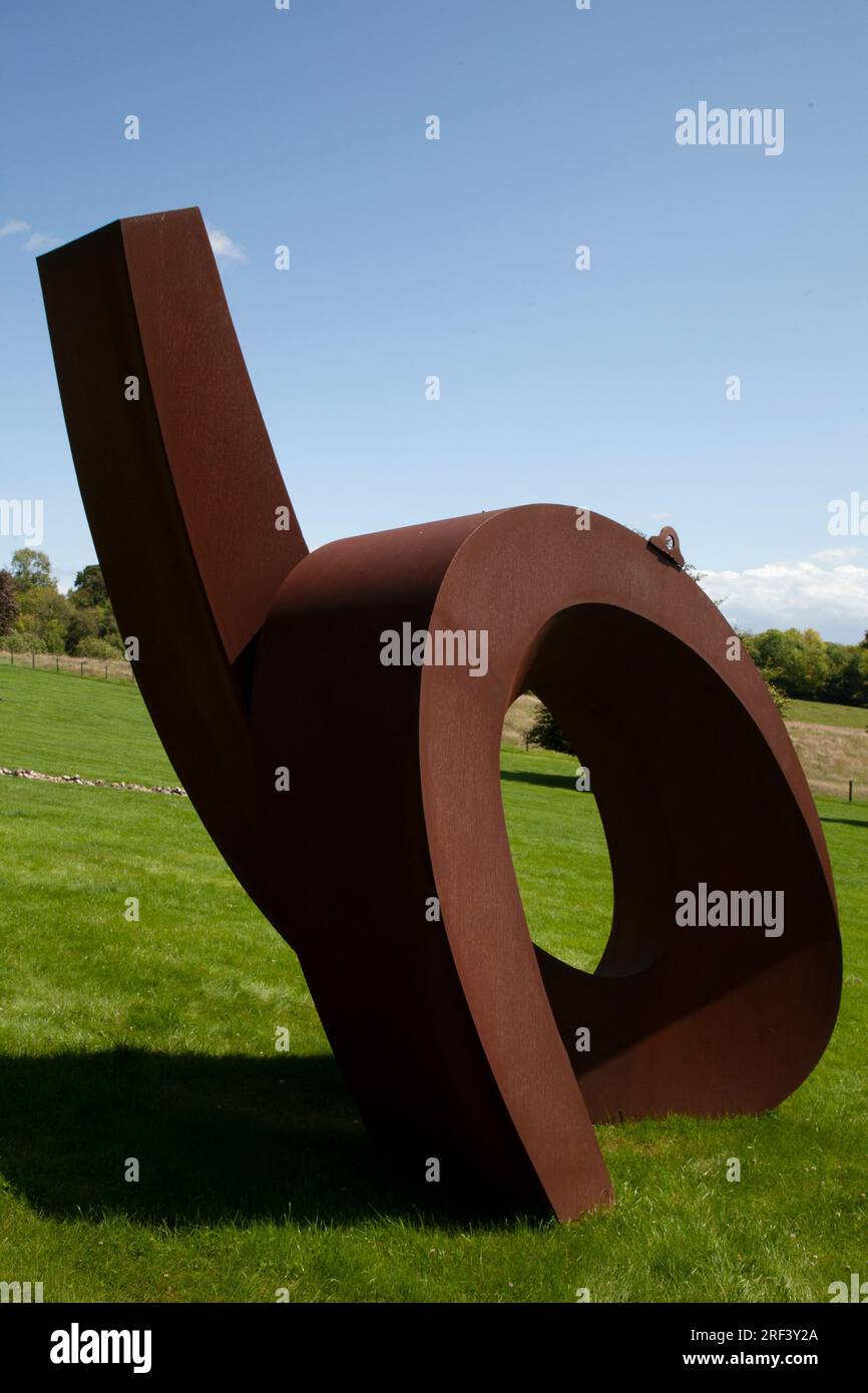 Beverly Pepper's Medea, 2019-2021 au NewArtCentre, Roche court Sculpture Park, East Winterslow, Salisbury, Wiltshire Banque D'Images