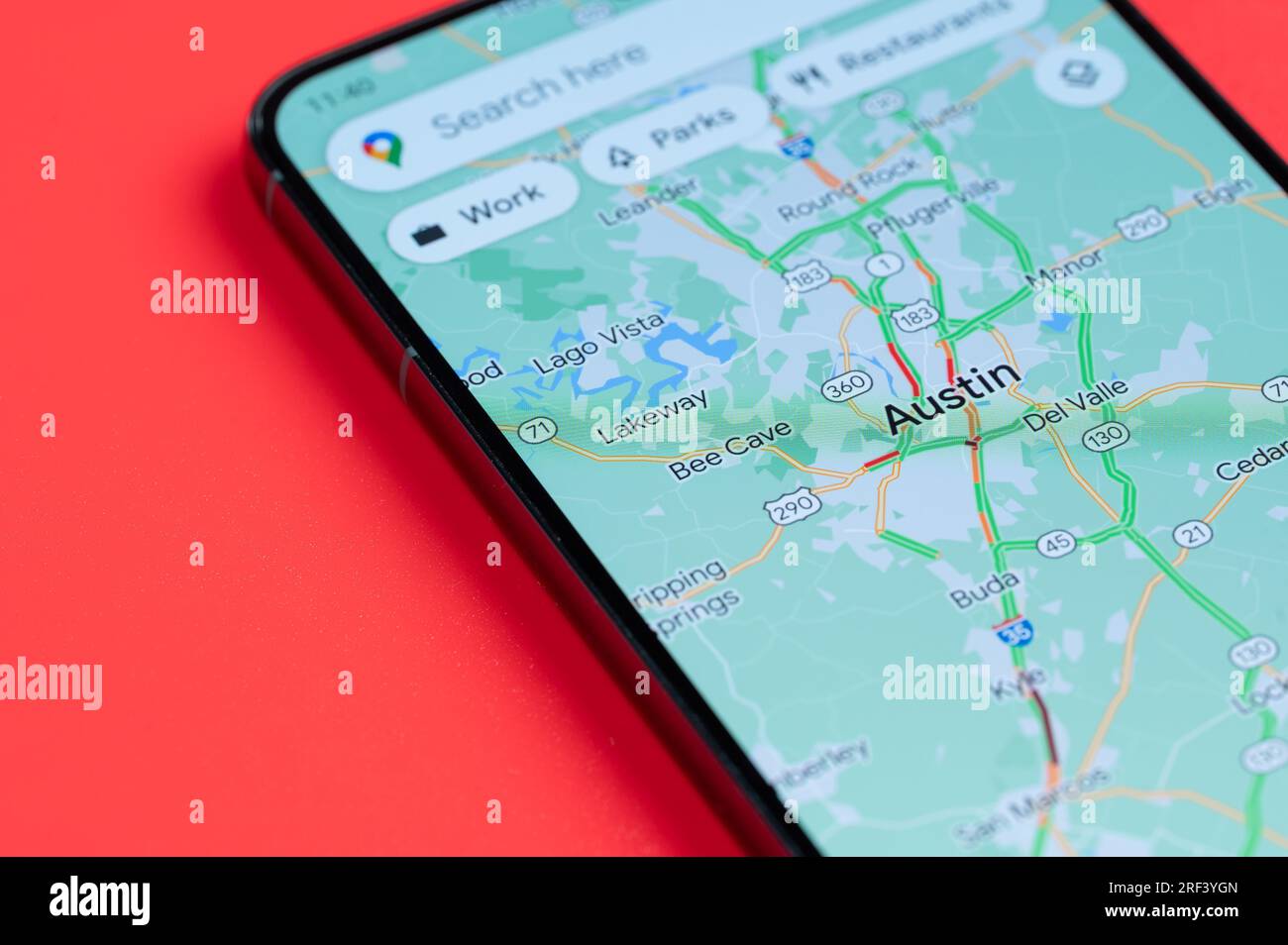 New York, USA - 21 juillet 2023 : circulation automobile à Austin sur google maps en vue rapprochée de l'écran smartphone Banque D'Images
