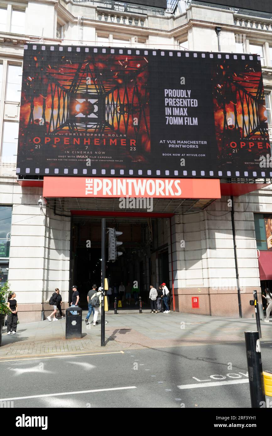 Publicité pour Oppenheimer IMAX en film 70mm au-dessus de l'entrée du cinéma Printworks vue, Manchester, Royaume-Uni Banque D'Images