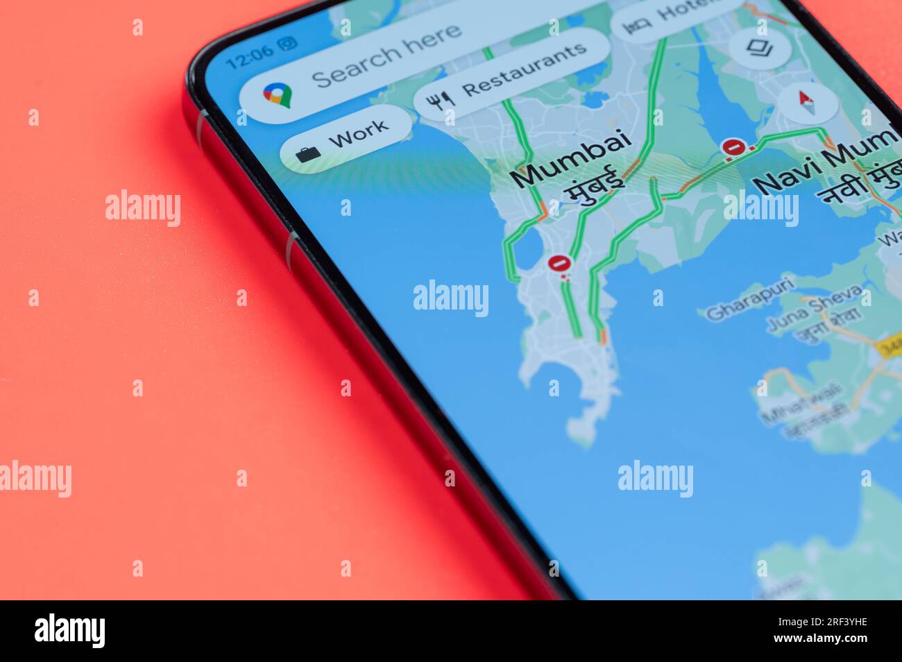 New York, États-Unis - 21 juillet 2023 : Mumbai distribution du trafic automobile dans google Maps sur écran smartphone vue rapprochée avec fond rouge Banque D'Images