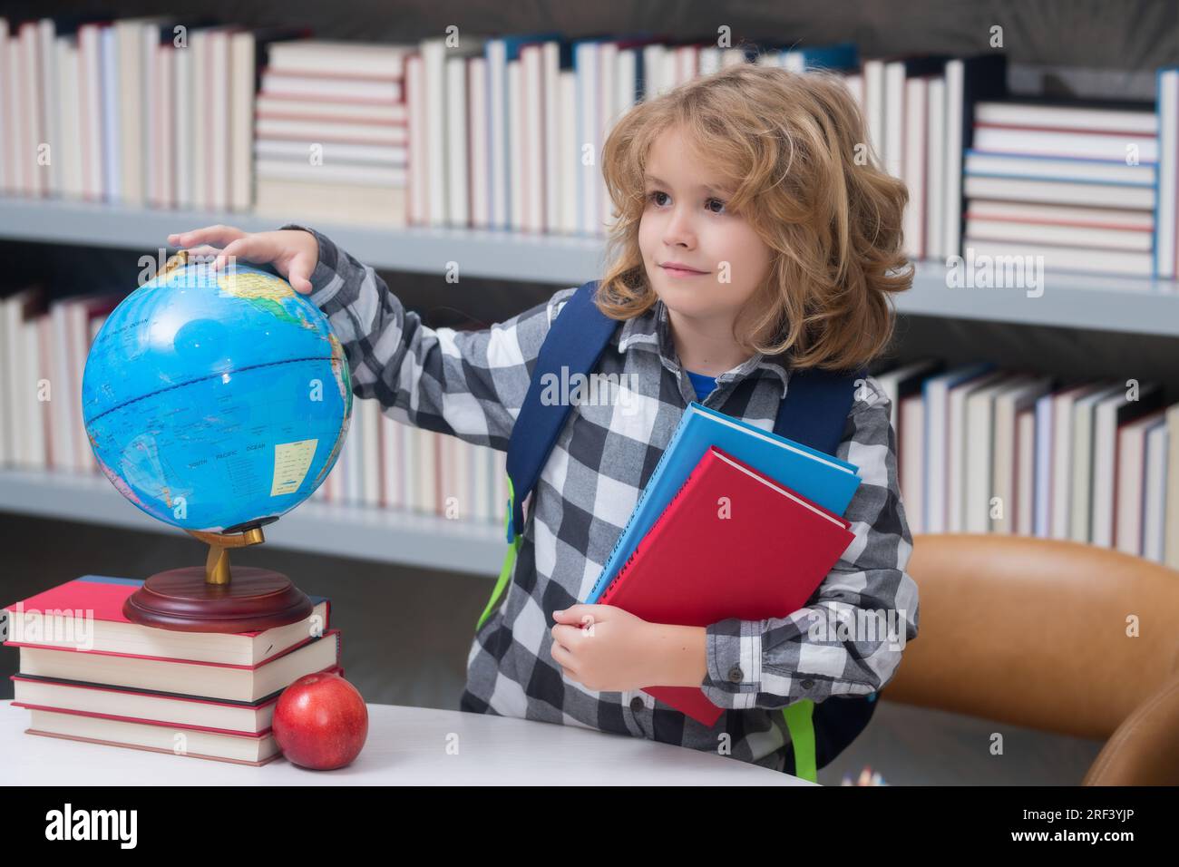 Enfant de l'école primaire avec livre. Petit étudiant, élève nerd intelligent prêt à étudier. Première fois à l'école. Concept d'éducation et d'apprentissage Banque D'Images