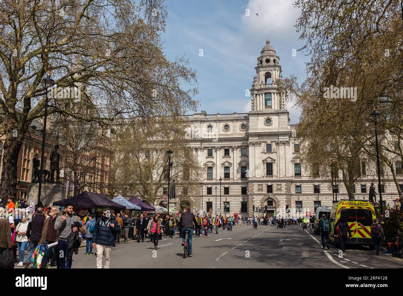 Londres, Royaume-Uni, 2023. Le jour de la Terre, des militants devant les bâtiments du gouvernement à Westminster pendant la manifestation Big One sur le climat Banque D'Images