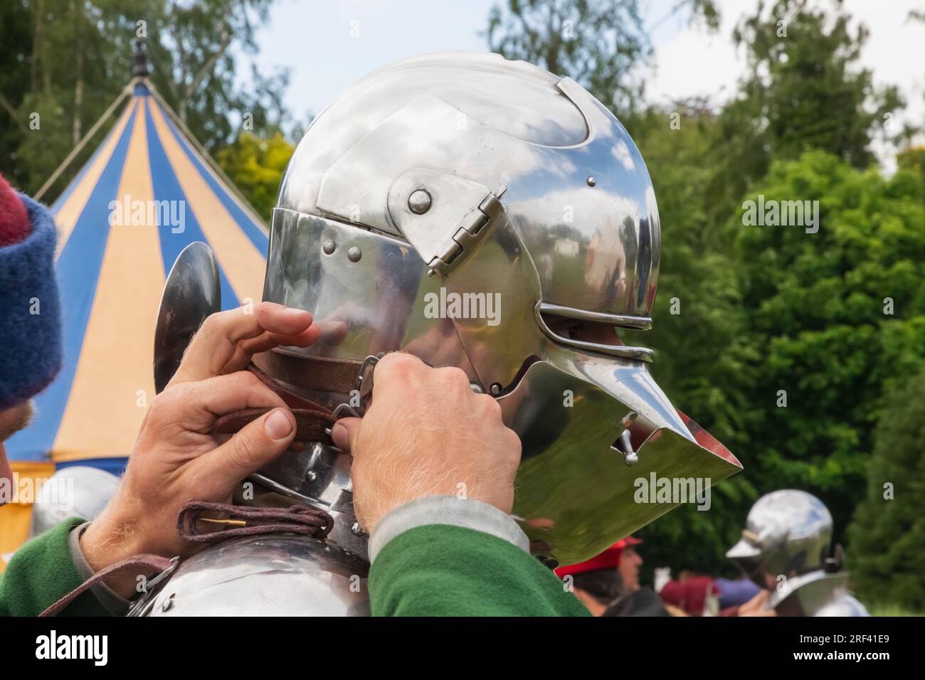 Angleterre, Kent, Maidstone, Leeds, Leeds Castle, Festival médiéval, Homme se préparant au tournoi de joute à pied Banque D'Images