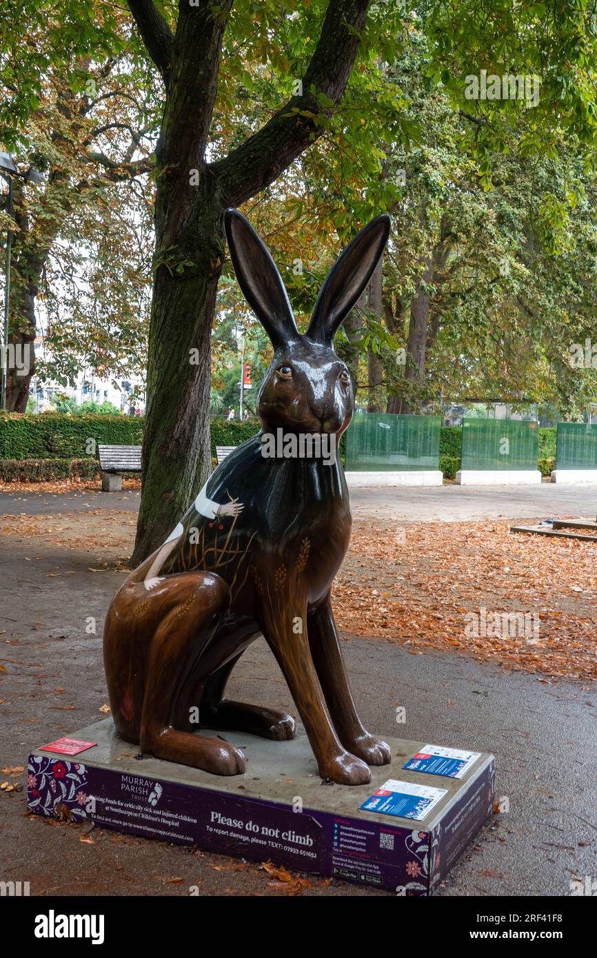 Hares of Hampshire Art Trail Southampton Angleterre 2022, The Murray Parish Trust et Wild in Art, I Wish My Love was a Cherry Hare de Tracy Dovey Banque D'Images