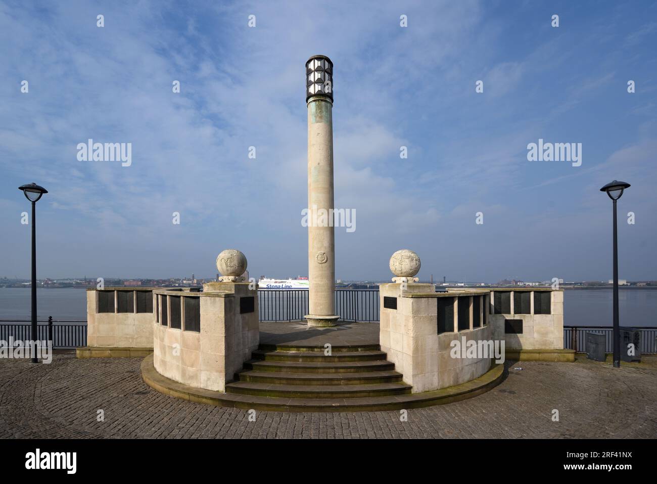 Le Liverpool Naval Memorial (1952) ou mémorial de la Seconde Guerre mondiale sur le Pier Head, le front de mer ou le Quay of River Mersey Liverpool UK Banque D'Images