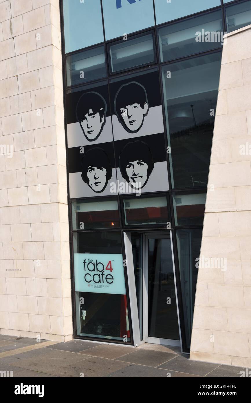 Entrée au Fab 4 Cafe, lié au musée des Beatles, dans le bâtiment moderniste Pier Head Ferry terminal Building (2009) sur le front de mer Liverpool UK Banque D'Images
