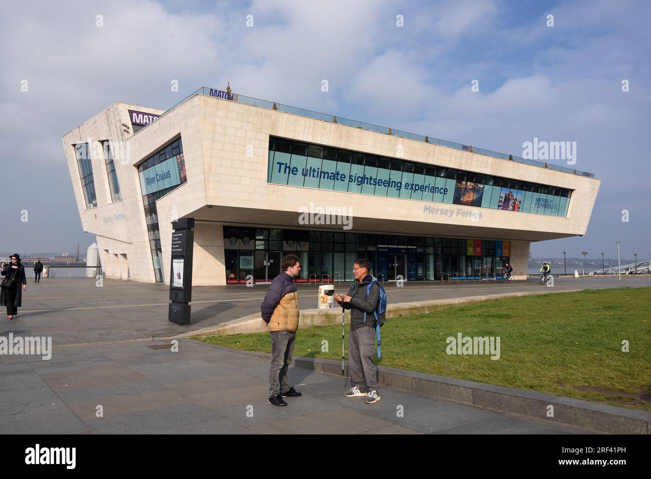 Touristes devant le moderniste Pier Head Ferry terminal Building (2009) sur le front de mer Liverpool UK Banque D'Images