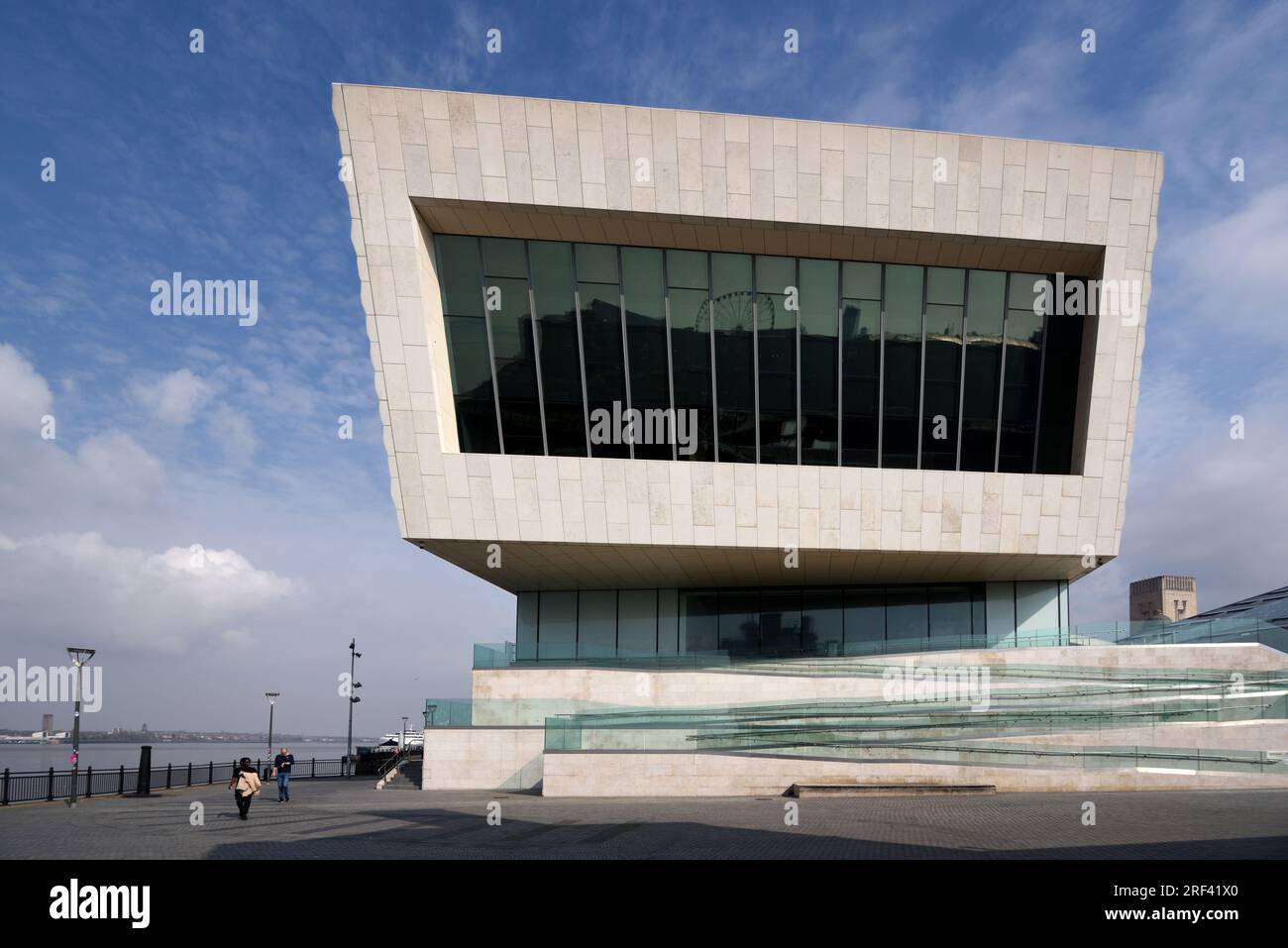 Musée moderniste de Liverpool (2011) par les architectes danois 3XN sur le front de mer ou Pier Head Liverpool Angleterre Banque D'Images