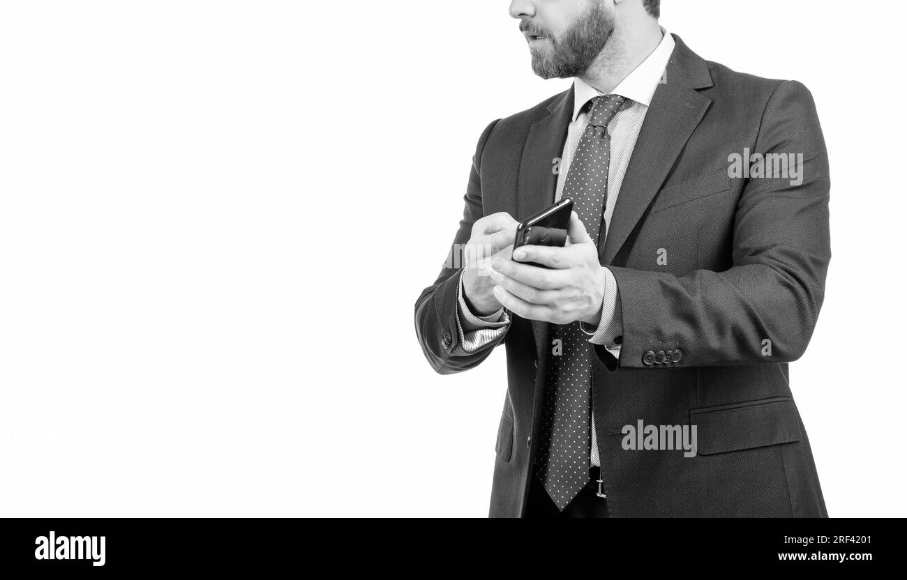 Professionnel homme vue rognée tenir le téléphone portable isolé sur l'espace de copie blanc, appel mobile Banque D'Images