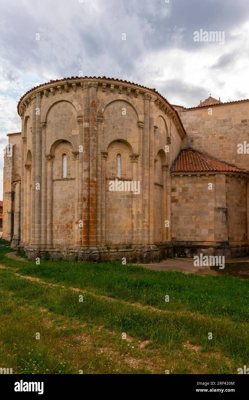 San Juan de Ortega, Barrios de Colina dans la région de Montes de Oca, près de la ville de Burgos. Espagne. L'église de San Miguel est située dans la ville de Banque D'Images