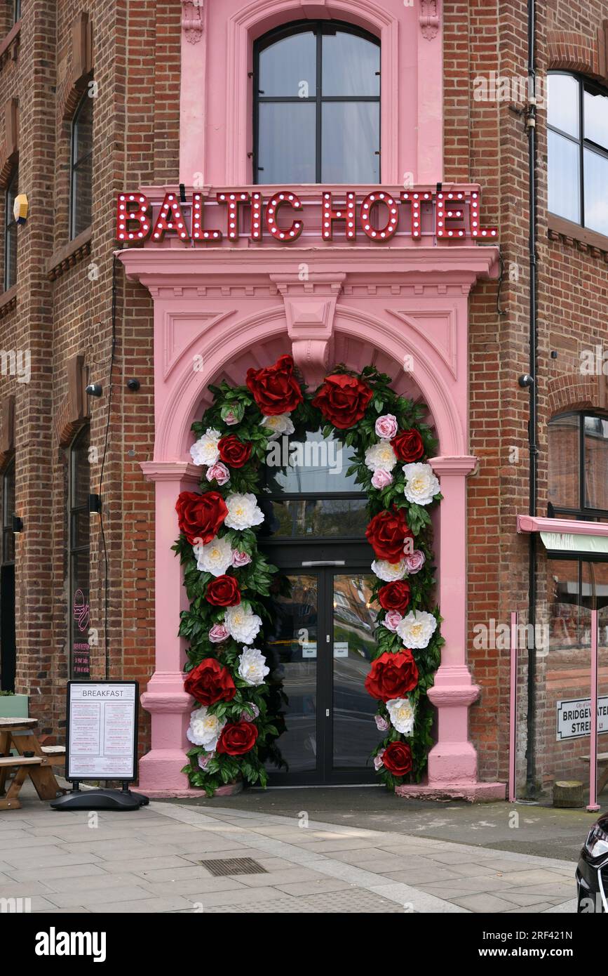 Kitsch Rose porte d'entrée et fleurs artificielles décoratives ou en plastique de l'Hôtel Baltic dans la région du Triangle Baltique de Liverpool Angleterre Royaume-Uni Banque D'Images