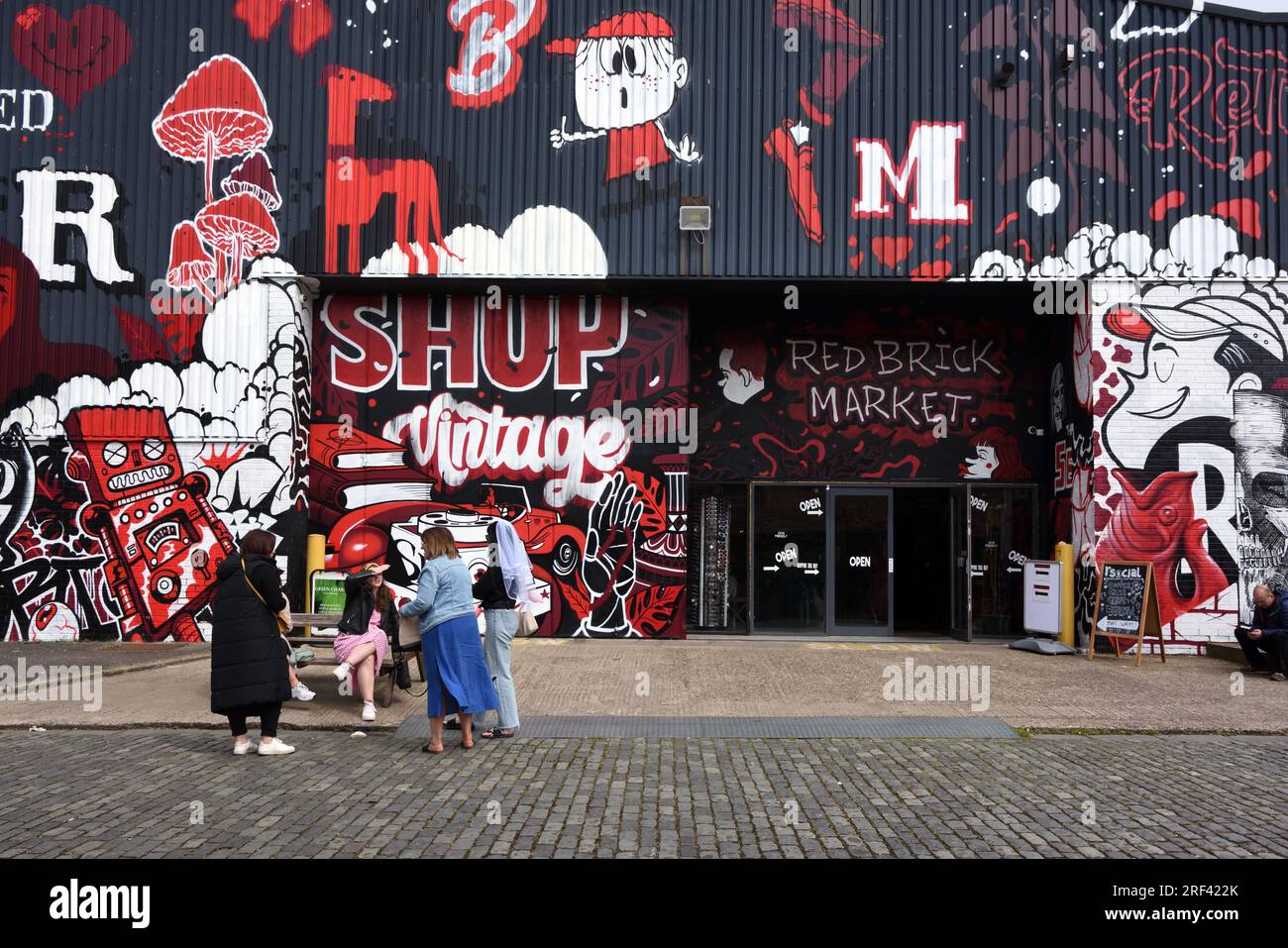 Acheteurs ou touristes devant l'entrée de Red Brick Market, Covered Market ou Vintage Shop Liverpool Angleterre Banque D'Images
