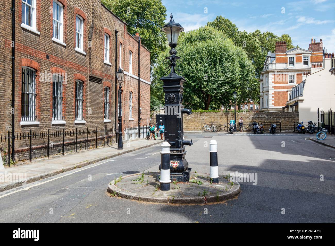 Une pompe à eau publique géorgienne classée Grade-II à Bedford Row, Holborn, Londres, Royaume-Uni. Construite en 1826, la pompe dispose de deux becs Banque D'Images