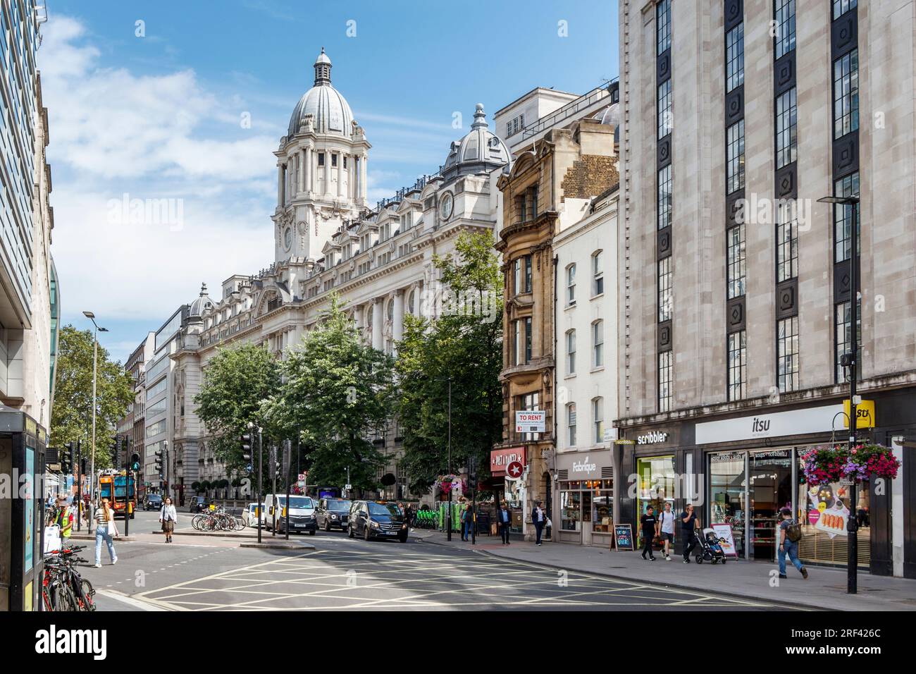 Vue vers l'est le long de High Holborn dans le centre de Londres, Royaume-Uni, l'hôtel Rosewood London dans le centre Banque D'Images